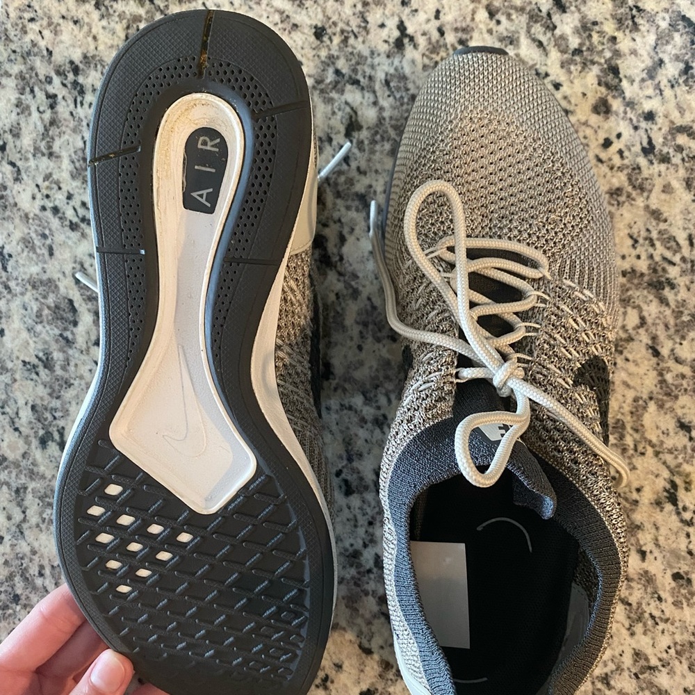 Like New Nike tennis shoes! Size 9